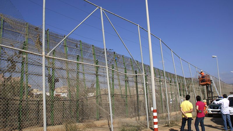 Diez inmigrantes de un grupo de 200 entran en Melilla en el tercer asalto a la valla esta semana