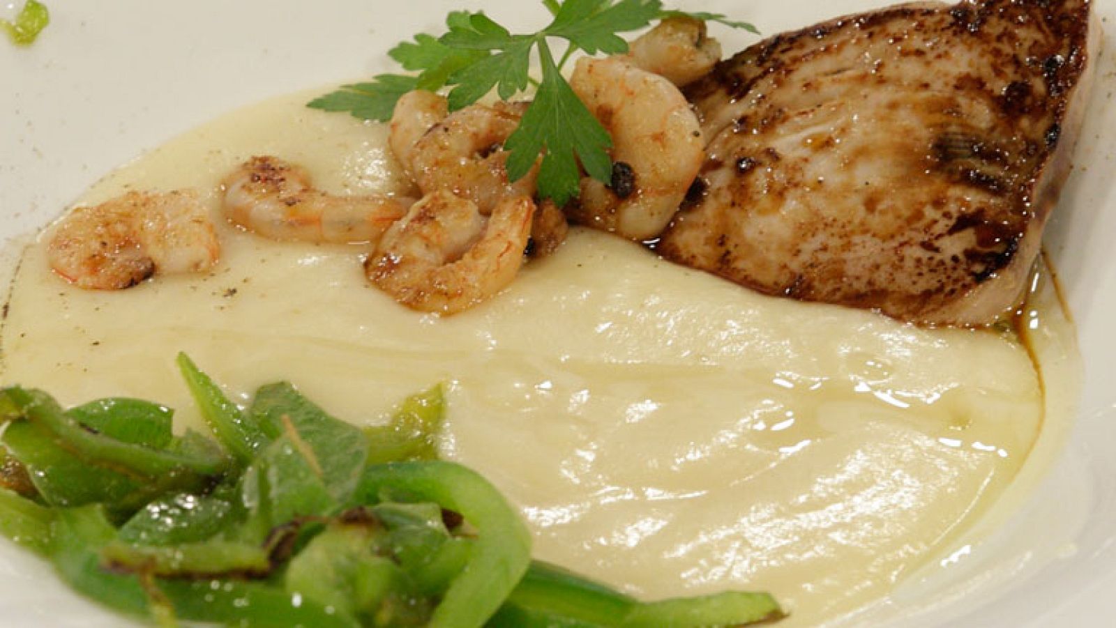 Crema de patata con pimientos y atún marinado