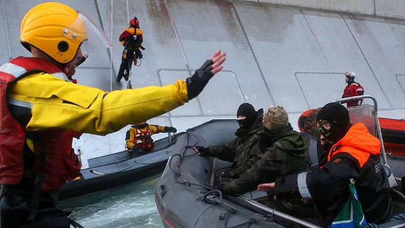 Rusia retiene un barco de Greenpeace que protestaba contra una plataforma petrolífera