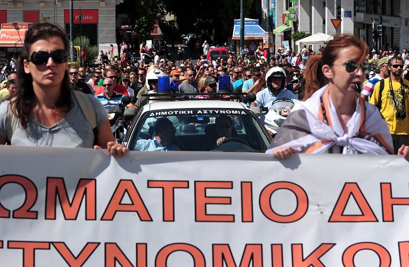 Los sindicatos griegos se plantean más huelgas en el sector público tras cinco días de paros