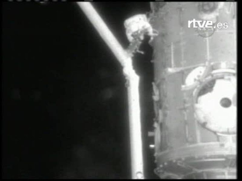 Finaliza el paseo espacial de dos astronautas del 'Discovery'