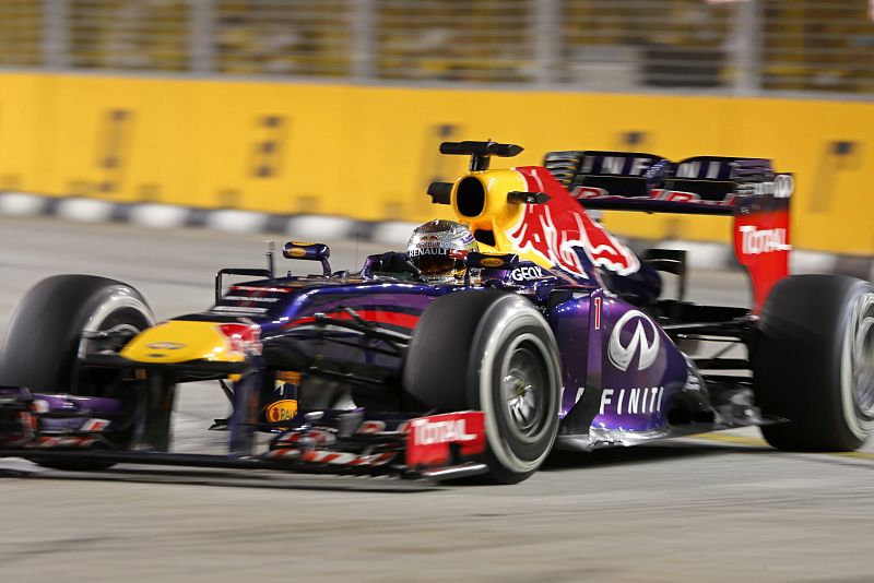 Vettel impone su ley en la 'pole' de Singapur