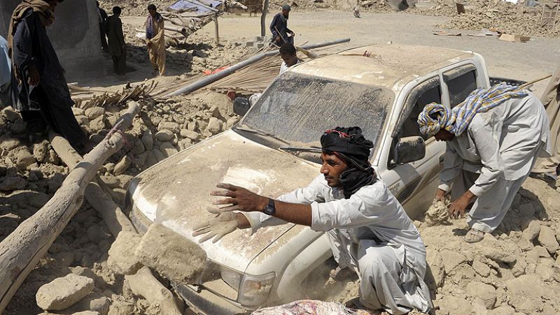 Mueren más de 300 personas en un terremoto en el suroeste de Pakistán