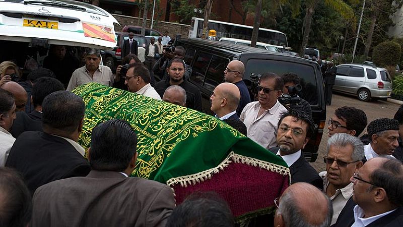 Kenia despide a sus muertos y busca a "terroristas" entre los escombros