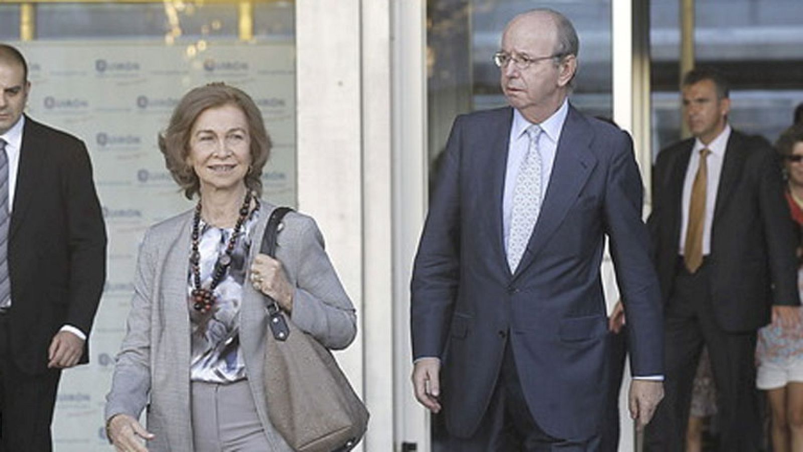 La reina asegura que el rey está "estupendamente" en su primera jornada tras la operación