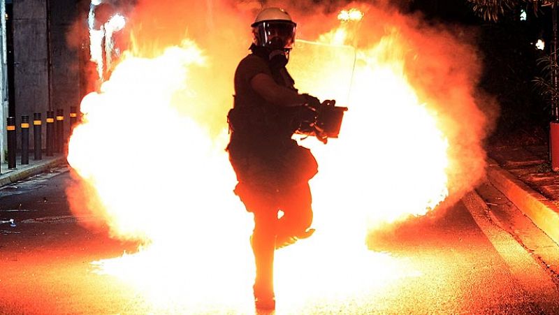 Estallan los distubios entre policía y manifestantes en una marcha antifascista en Atenas