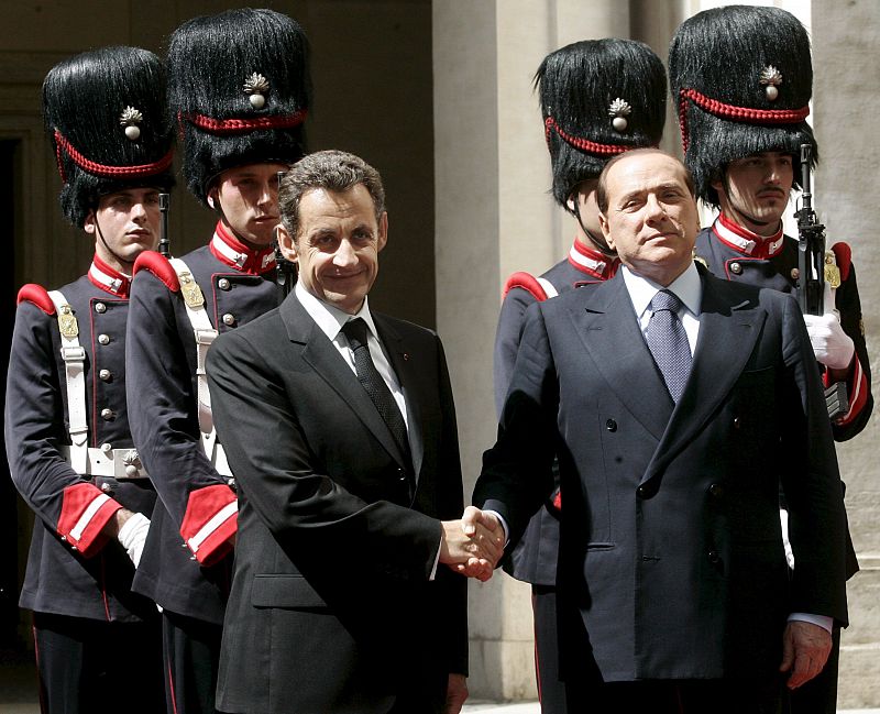 Berlusconi da marcha atrás en su intento de criminalizar la inmigración