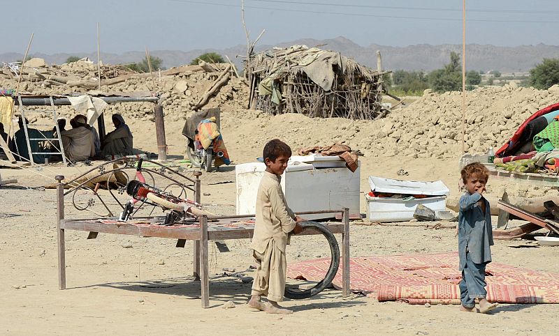 Pakistán eleva a 515 los muertos en el terremoto y los supervivientes siguen sin recibir ayuda