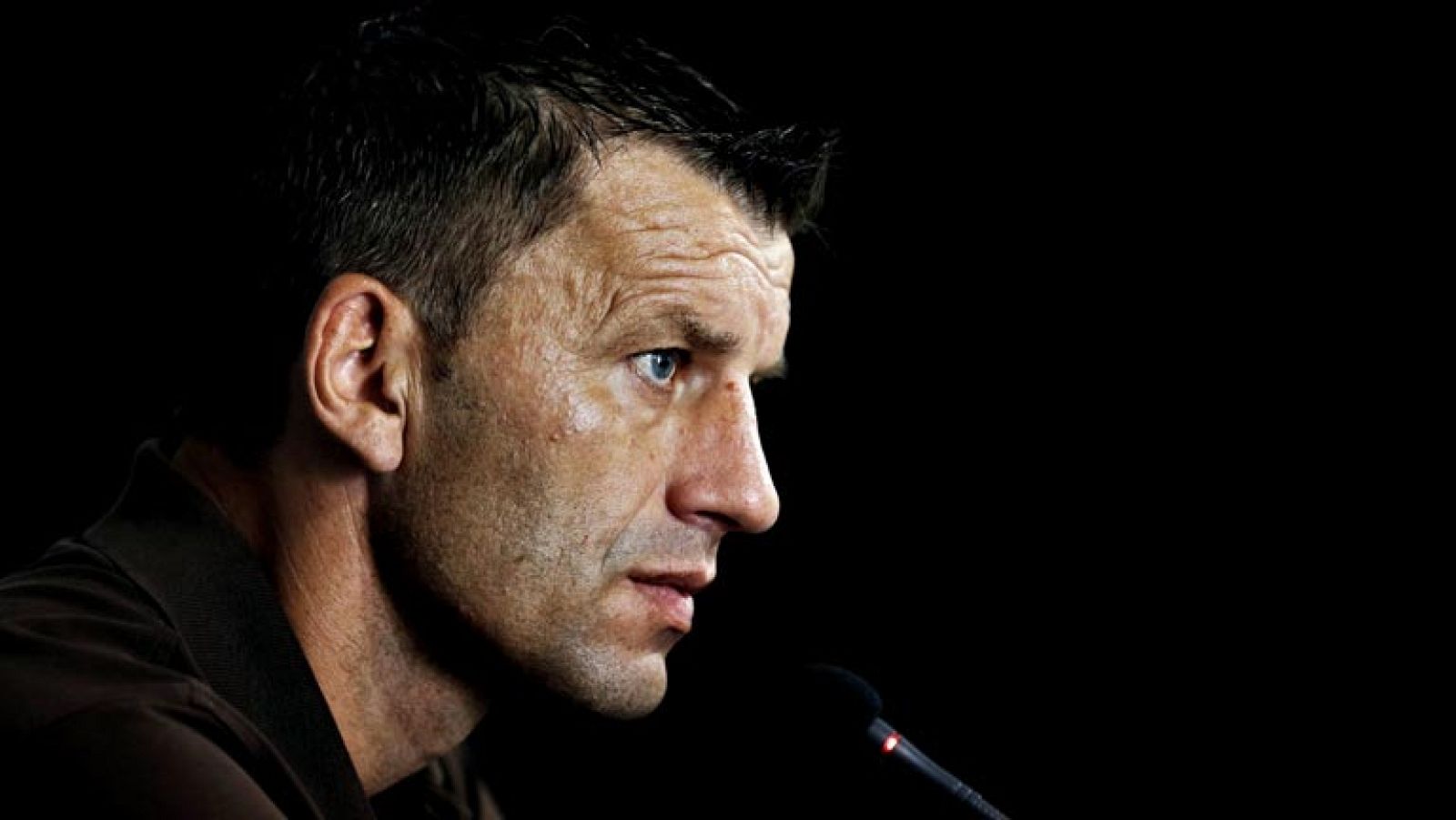 El entrenador del Valencia, Miroslav Djukic, ha explicado hoy, en la rueda de prensa previa al partido de mañana frente al Rayo Vallecano, que la decisión final en el caso de Adil Rami la tomará el club, aunque él ya ha dado su opinión al respecto. "