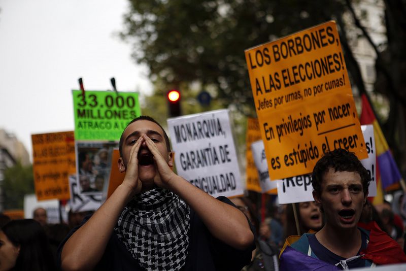 Cientos de personas convocadas por el 25S piden en Madrid abolir la Monarquía