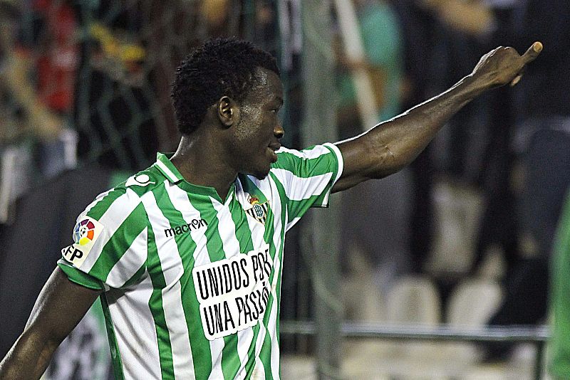 Nosa da un sufrido triunfo al Betis ante el Villarreal