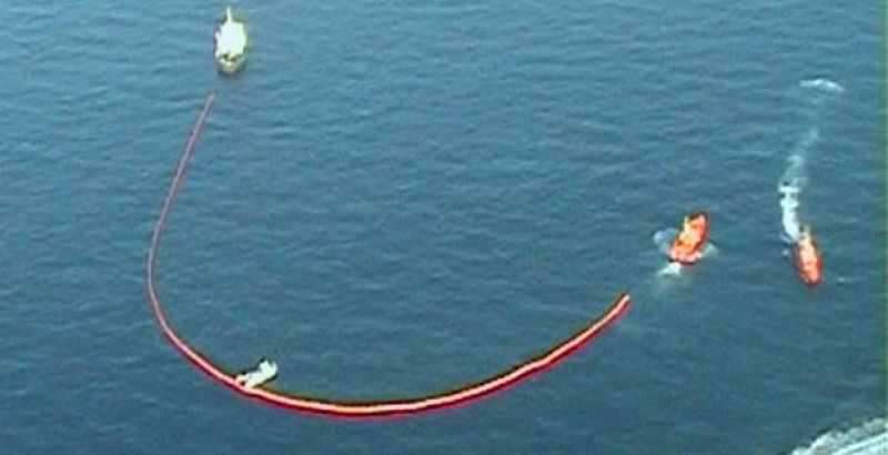 Los equipos de limpieza siguen trabajando para controlar la mancha de fuel frente a Valencia