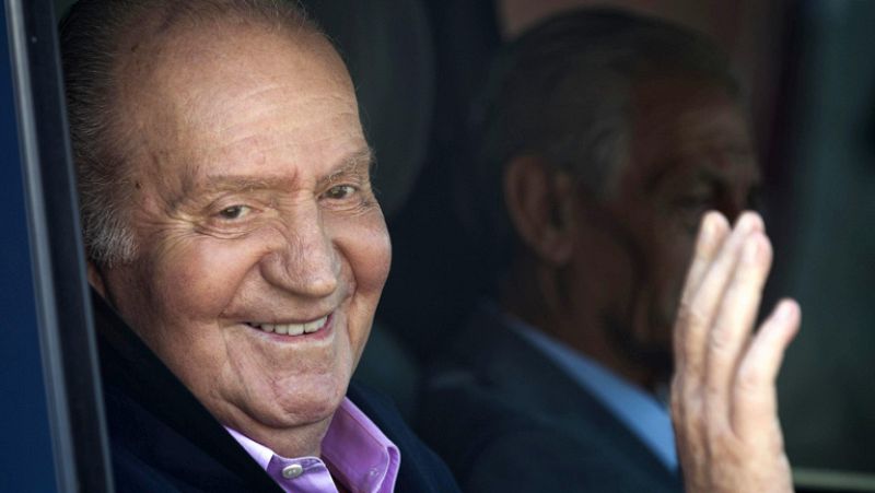 El rey, tras recibir el alta hospitalaria: "Ya veis, estoy estupendamente"