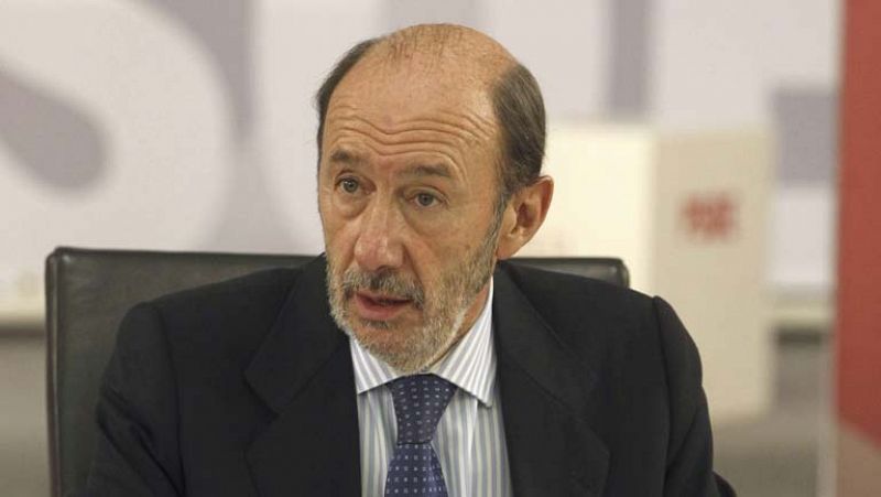 Rubalcaba califica los presupuestos de "injustos" y Cospedal, de "creíbles" y "rigurosos"