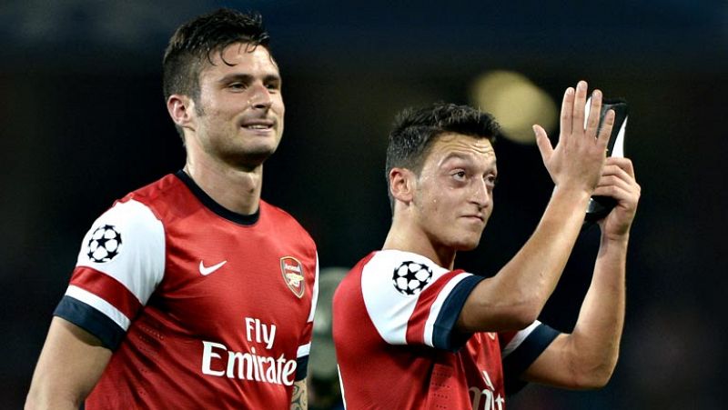 Özil resuelve el partido para el Arsenal y el Chelsea vence en Bucarest