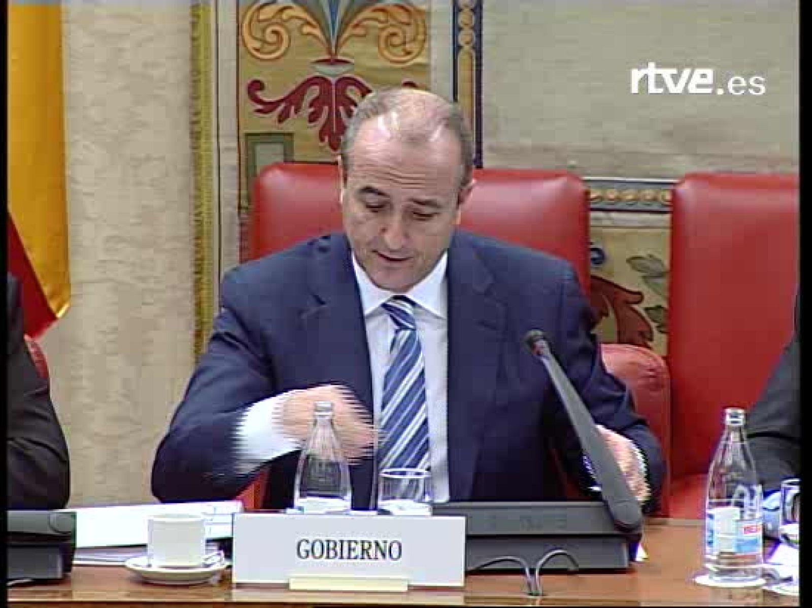 El ministro de Indutria, Turismo y Comercio, Miguel Sebastián, describe en el Congreso los detalles la nueva tarifa social eléctrica.