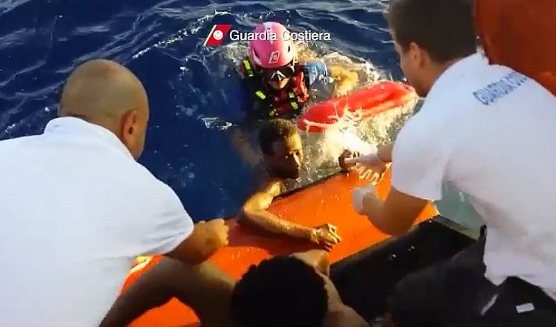 Un pescador en Lampedusa: "Estaban llenos de gasóleo, se nos escapaban de las manos"