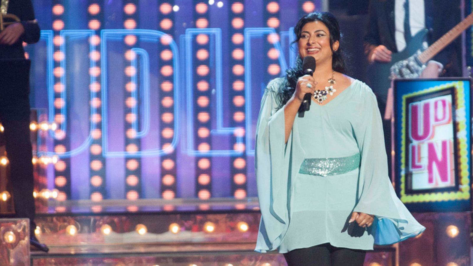 Aurora Salazar canta "Piensa en mí"