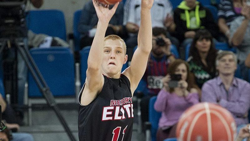 El adolescente estadounidense Josh Ruggels gana el concurso de triples