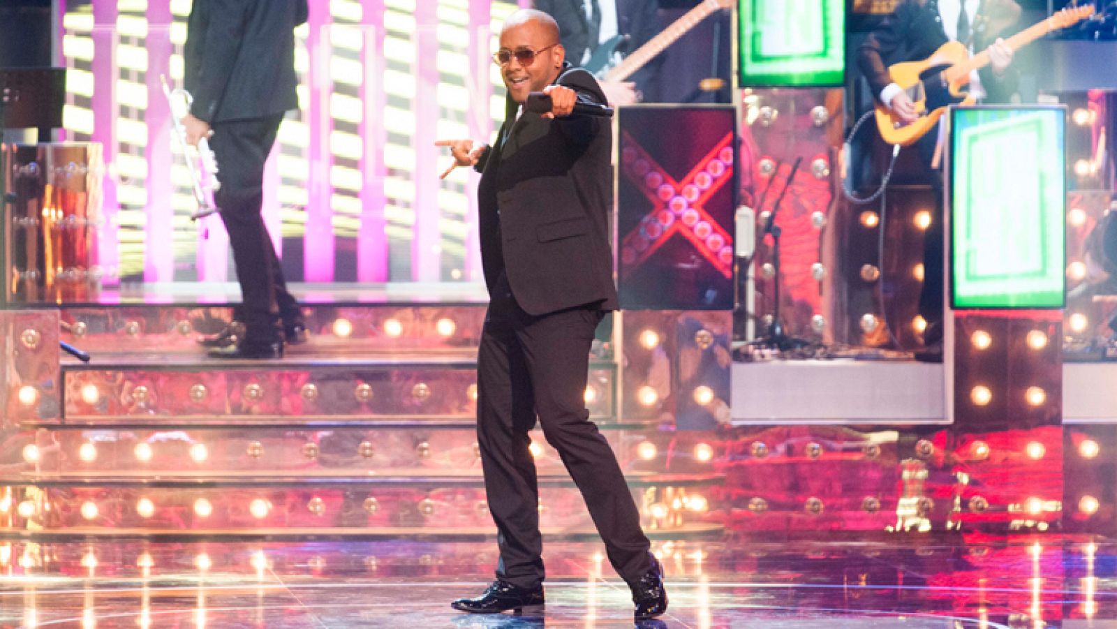 Uno de Los Nuestros - Frederlyn canta "El tiburón"