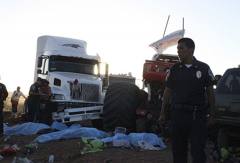 Al menos 13 muertos al estrellarse un vehículo contra el público en una exhibición en México
