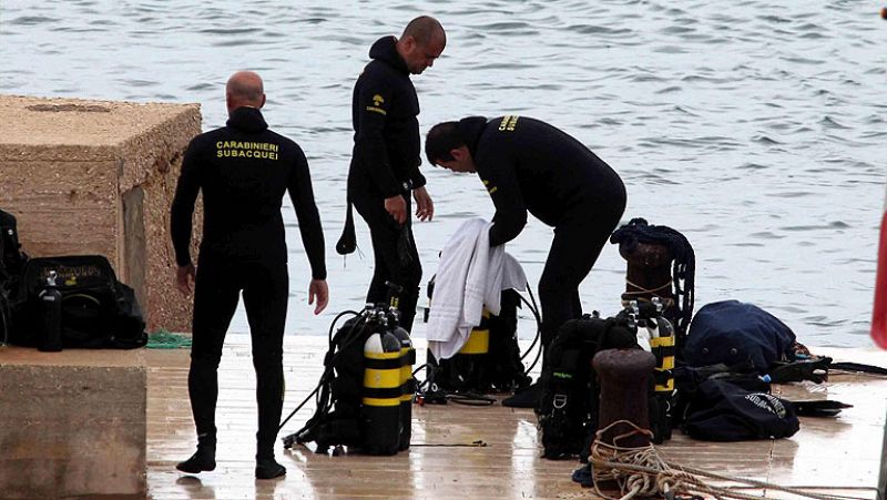 Los buzos de Lampedusa ya han rescatado 232 cadáveres: "Mires donde mires hay cuerpos"