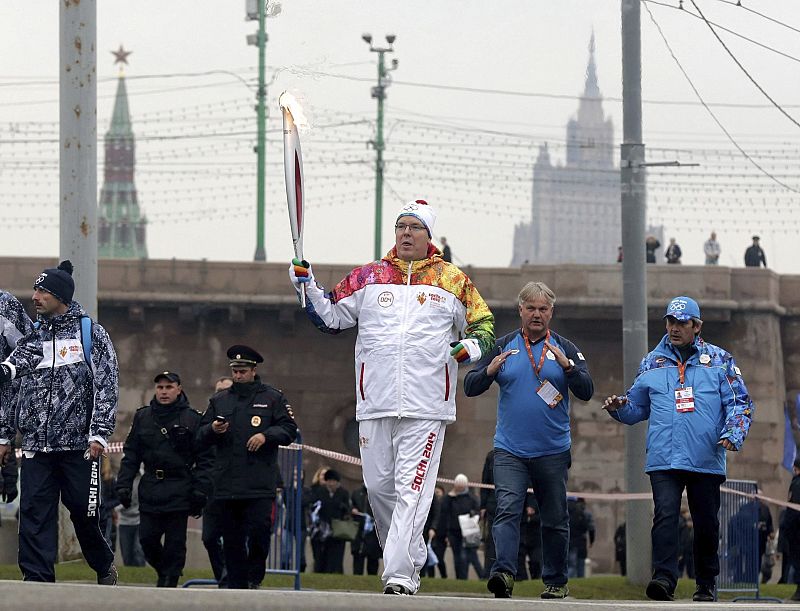 La llama de Sochi 2014 llega a Rusia avivada por la polémica