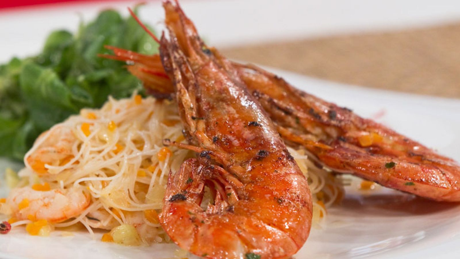 Gambones macerados a la plancha con salteado de fideos de arroz