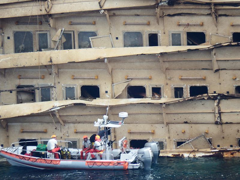 Hallan el cadáver de uno de los dos desaparecidos en el naufragio del 'Costa Concordia'