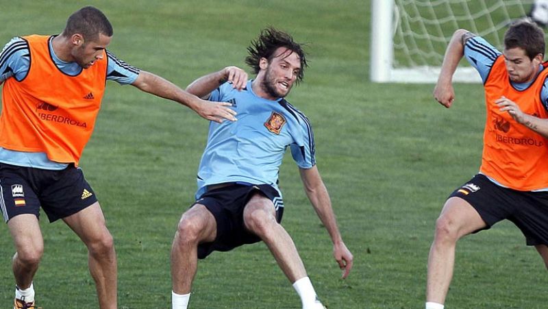 La selección española entrena sin Piqué ni Iniesta, pero con Michu inspirado