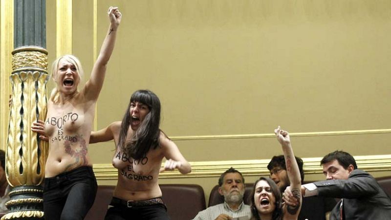 Tres activistas de Femen interrumpen a Gallardón en el Congreso al grito de "aborto es sagrado"