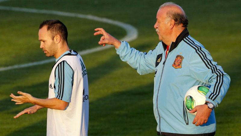 Del Bosque recupera a Piqué e Iniesta y juega al despiste