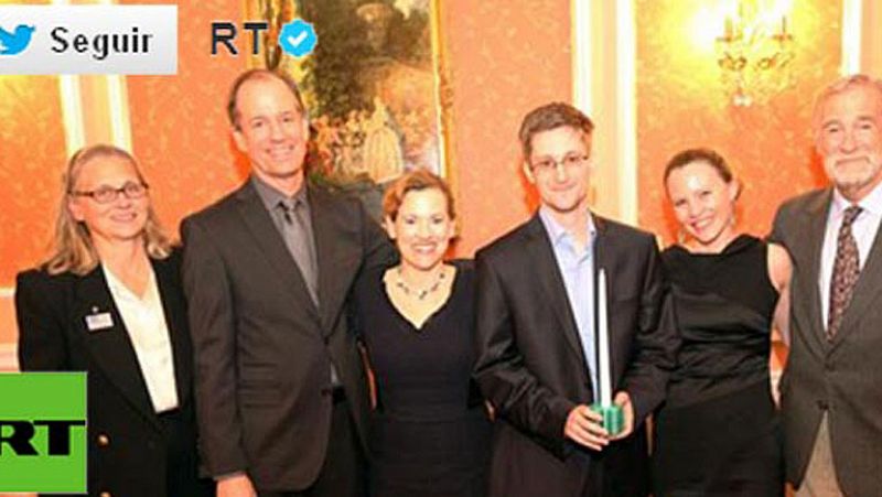 Wikileaks publica la primera foto de Snowden en Moscú con otros filtradores de secretos de EE.UU