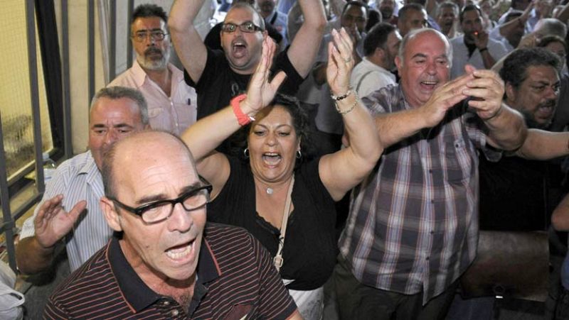 Varias decenas de personas insultan a la juez Alaya y apoyan a los detenidos por los ERE