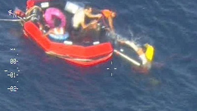 Al menos 50 muertos al naufragar una barcaza de inmigrantes en el canal de Sicilia