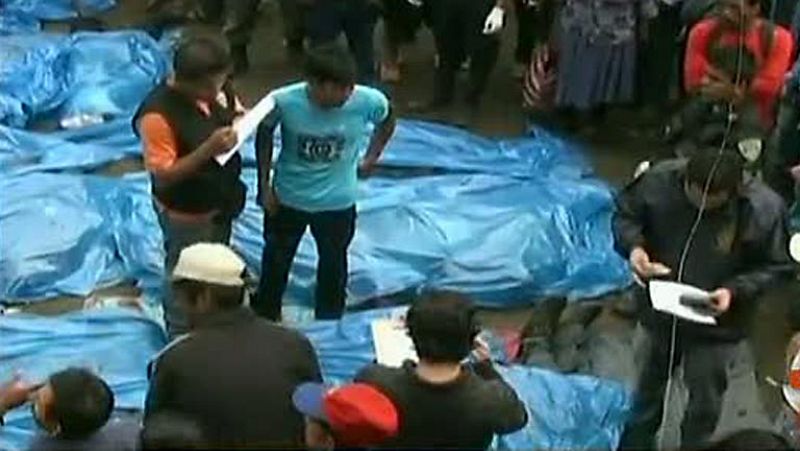 Mueren 51 personas, entre ellas 15 niños, al caer un camión por un abismo en Perú