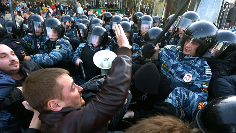 Más de trescientos detenidos en violentos disturbios en Moscú tras el asesinato de un joven ruso