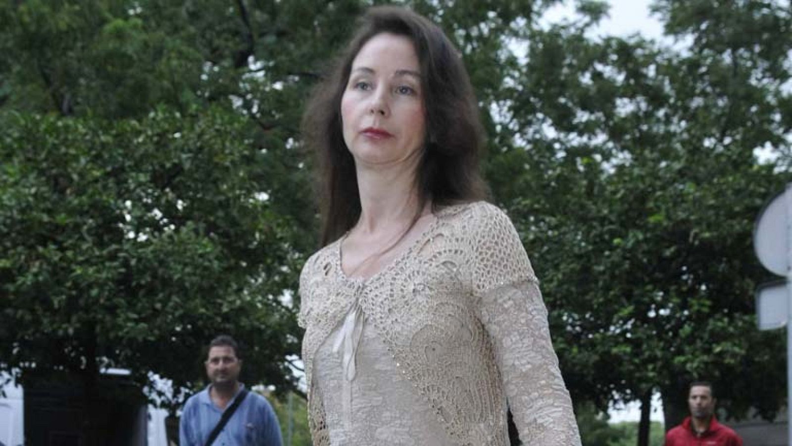 La juez Alaya recibe el apoyo de sus compañeros tras ser increpada por un grupo de sindicalistas