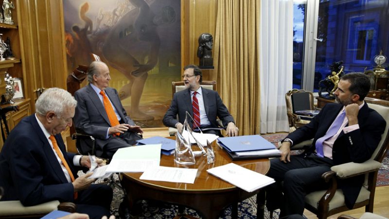 El rey reparece tras la operación de cadera en una reunión con Rajoy y Margallo en la Zarzuela