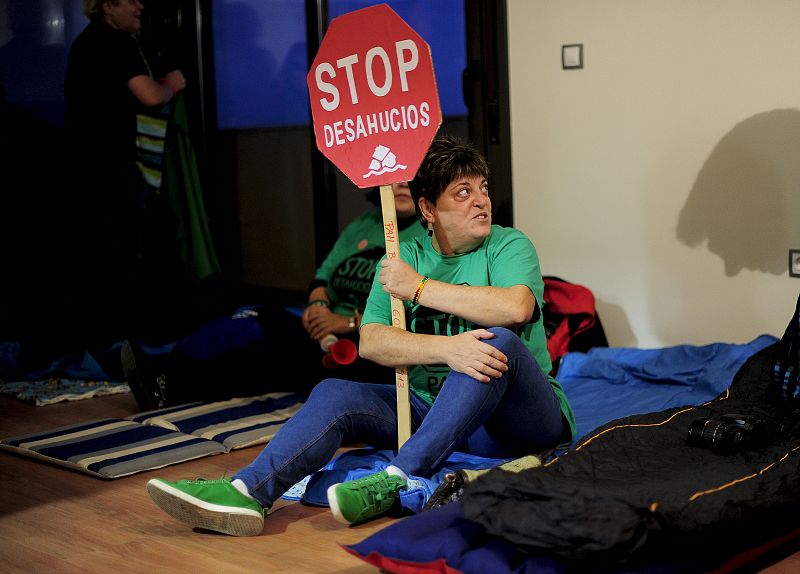 Estrasburgo bloquea el desalojo de 43 personas que ocupan un edificio del 'banco malo' en Girona