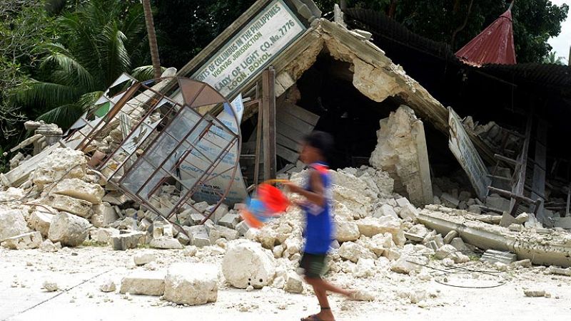 Los muertos por el seismo de Filipinas son ya 144 mientras se sigue buscando a supervivientes