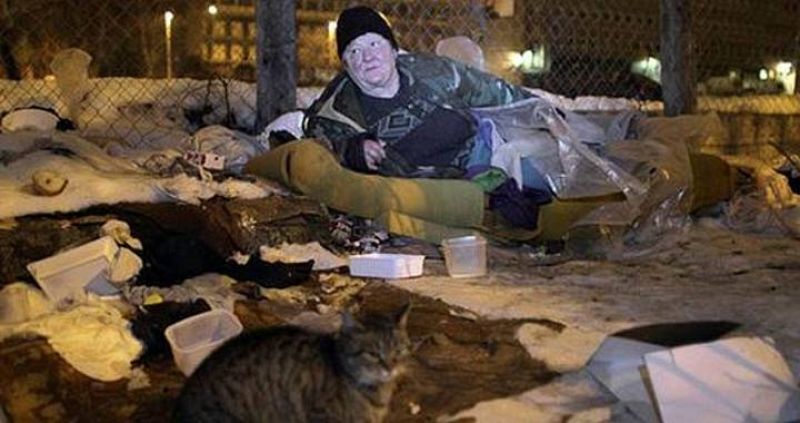 Multas, horarios, cárcel y "licencias para pedir": así se sanciona a las personas sin hogar