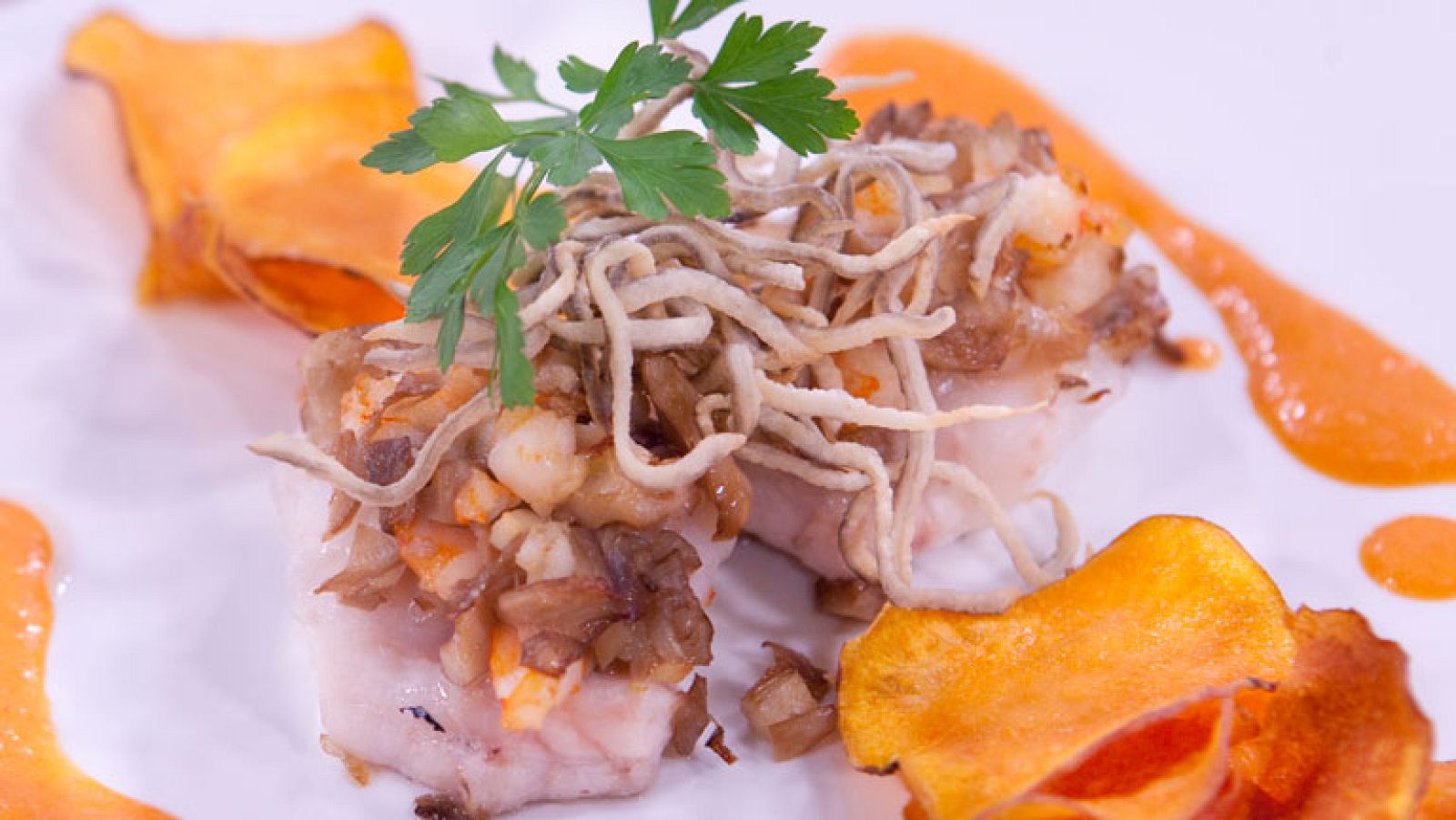 Bocaditos de mar con crema de pimiento