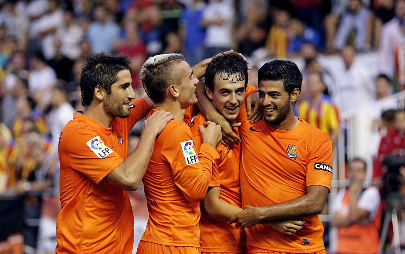 La Real Sociedad coge aire en Mestalla a costa del Valencia