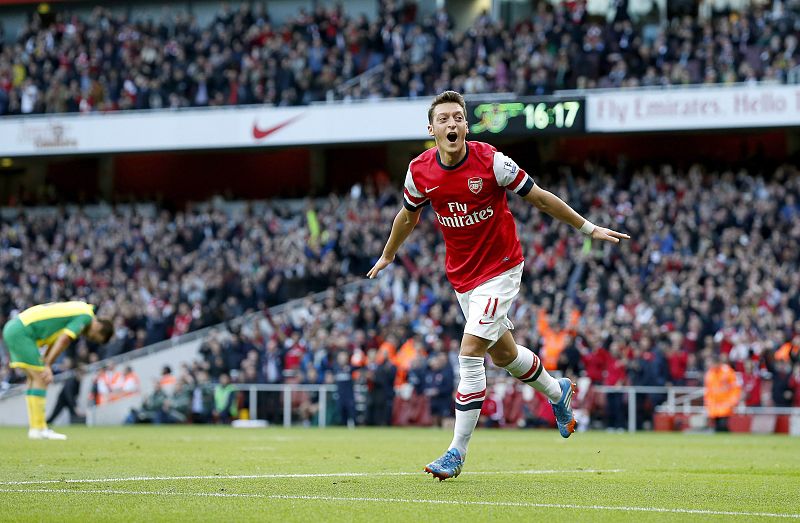 Özil pone al Arsenal líder en solitario con un doblete