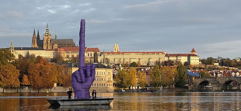 Una 'peineta' gigante se erige en pleno río en Praga como protesta política