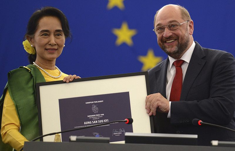 La opositora birmana Aung San Suu Kyi recoge el Premio Sájarov concedido hace 23 años
