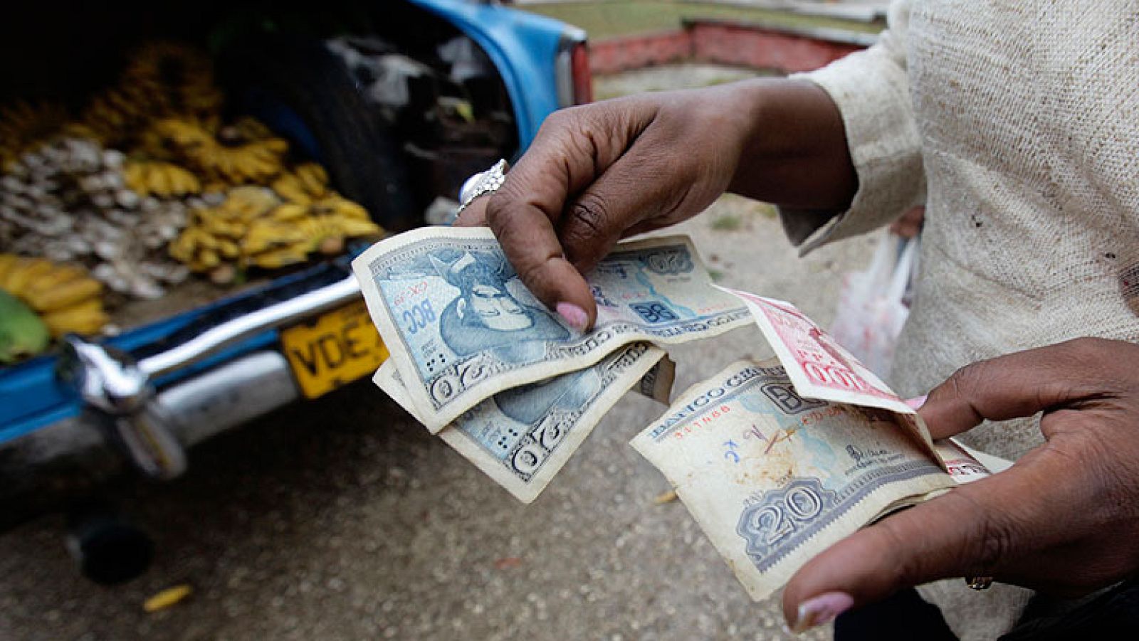 Cuba inicia el camino para abandonar el doble sistema monetario