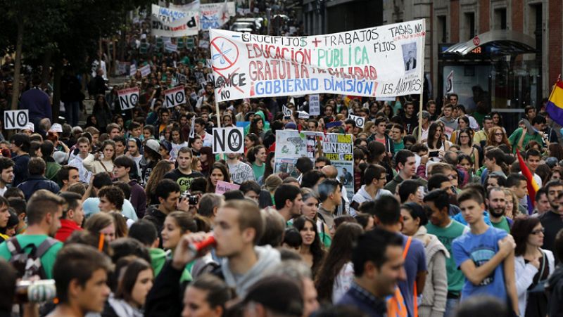 Miles de estudiantes de Madrid y Barcelona se manifiestan en el segundo día de huelga