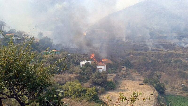 Un incendio quema 70 hectáreas en Gran Canaria y obliga a desalojar a 500 personas